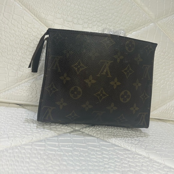 ONE DAY SALE Louis Vuitton Monogram Toiletry cosmetic Pouch Bag 19, DISCONTINUED - Picture 7 of 11